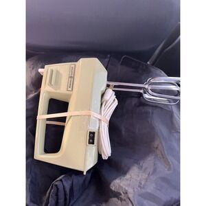 Vintage GE General Electric 1970 Handheld Mixer Avacado works Model D2M22